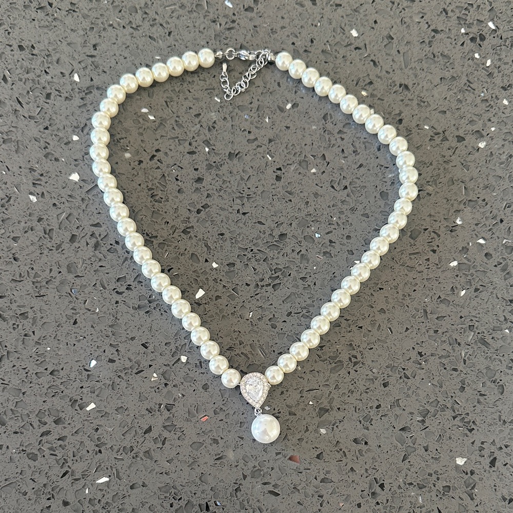 Elegant Pearl Necklace with Silver Accents